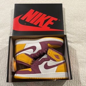 Air Jordan 1 Retro High OG University Gold/Light Bordeaux. Size 5Y EU 37.5 NEW